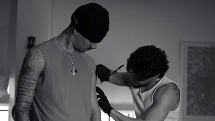 Ρομέο Μπέκαμ: Το νέο τατουάζ με την Ελληνίδα μούσα που εντυπωσιάζει - Ποια είναι