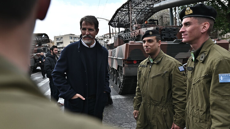 Παύλος ντε Γκρες: Βρέθηκε στη στρατιωτική παρέλαση της 25ης Μαρτίου, «έχουμε δυνατή πατρίδα, σου ανάβουν την ψυχή όσα είδα»
