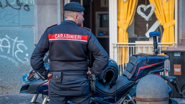 Ιταλία: 13χρονος μαχαίρωσε και τραυμάτισε καθηγήτρια έξω από σχολείο, βιντεοσκόπησε την επίθεση με κινητό