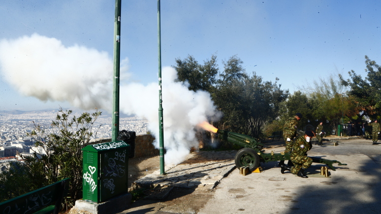 Με 21 κανονιοβολισμούς από τον Λυκαβηττό ξεκίνησαν οι εκδηλώσεις για τoν εορτασμό της 25ης Μαρτίου, δείτε βίντεο
