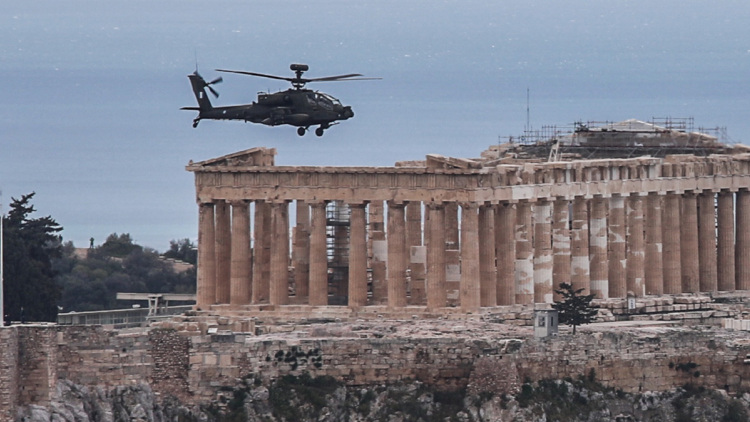 Μεγαλειώδης η στρατιωτική παρέλαση στην Αθήνα για την 25η Μαρτίου: Εντυπωσίασαν άρματα, πεζοναύτες και τα μαχητικά