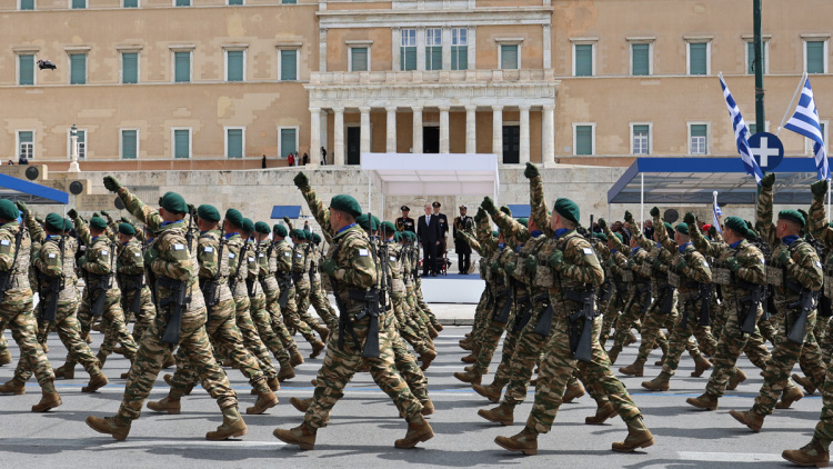 Μεγαλειώδης η στρατιωτική παρέλαση στην Αθήνα για την 25η Μαρτίου: Εντυπωσίασαν άρματα, πεζοναύτες και τα μαχητικά