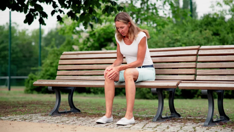 Γόνατα και αρθρώσεις «αγαπούν» τη ζέστη – Σε ποια θερμοκρασία μειώνεται ο κίνδυνος οστεοαρθρίτιδας
