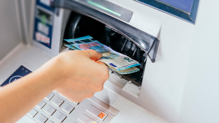 Η ιστορία των ATM: Τα μηχανήματα που έβαλαν τέλος στους ταμίες