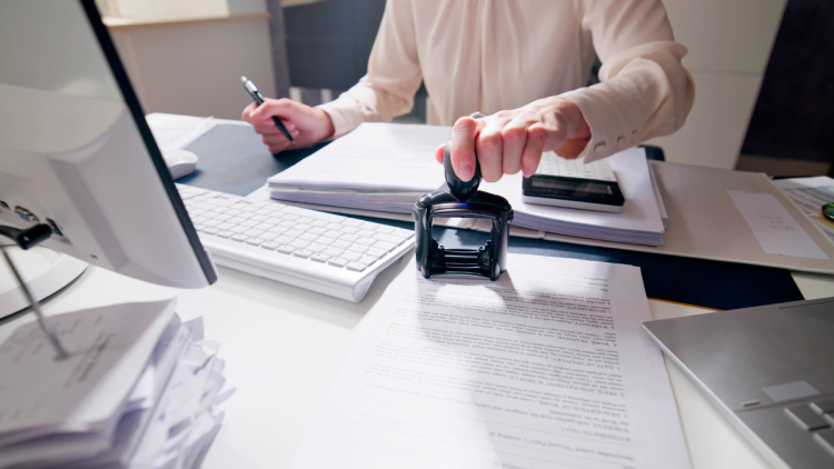 Αυξήσεις και για τους δημοσίους υπάλληλους από τον νέο κατώτατο μισθό που ανακοινώνεται σήμερα, δείτε παραδείγματα