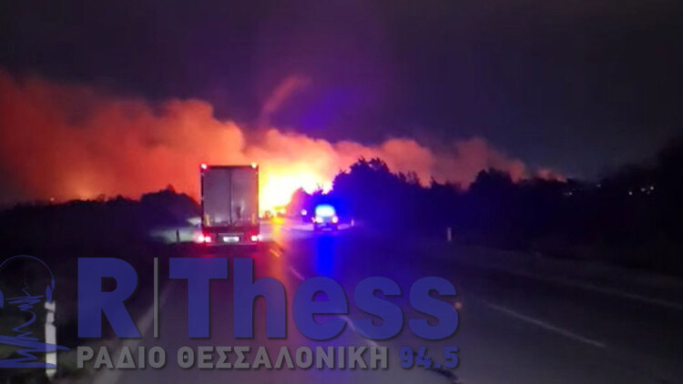 Φωτιά σε ξερά χόρτα στα Μάλγαρα: Κλειστά και τα δύο ρεύματα της Εθνικής Οδού λόγω του καπνού, δείτε βίντεο