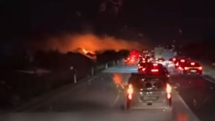 Φωτιά σε ξερά χόρτα στα Μάλγαρα: Κλειστά και τα δύο ρεύματα της Εθνικής Οδού λόγω του καπνού, δείτε βίντεο