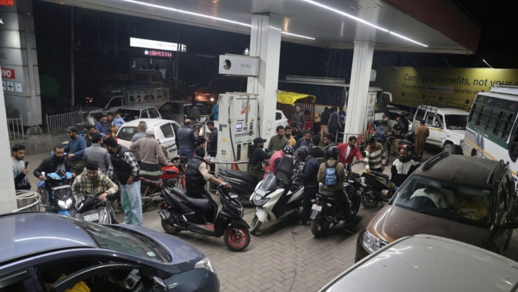 Χάος στην Ινδία υπό τον φόβο έλλειψης καυσίμων: Τεράστιες ουρές, ξύλο και αναφορές για νεκρούς σε βενζινάδικα, δείτε βίντεο