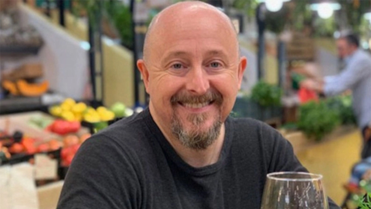 Παράτησε τον υψηλό μισθό στα 41 του και μετακόμισε στην Πορτογαλία: «Εξοικονομώ 4.200 ευρώ το μήνα»