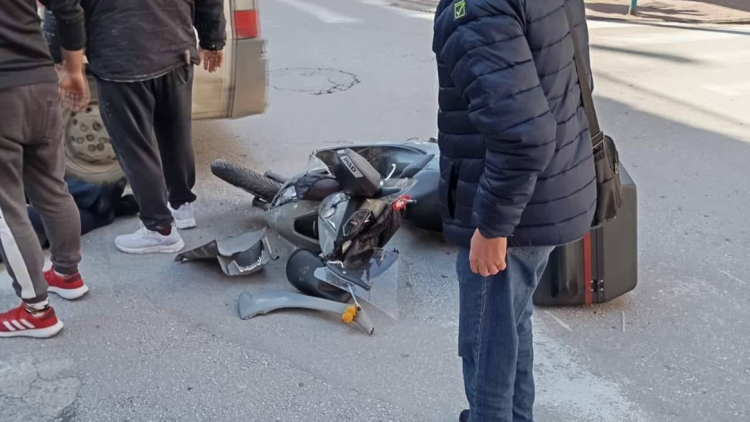 Ένας τραυματίας μετά από σύγκρουση αυτοκινήτου με μηχανή στη Λάρισα, δείτε φωτογραφίες

