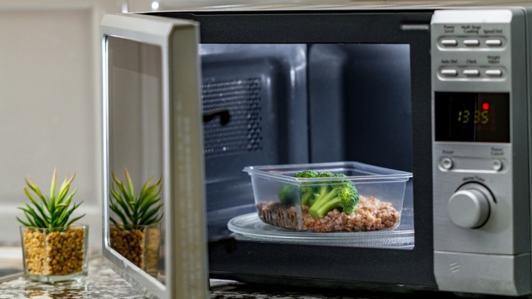 Τάπερ και φούρνος μικροκυμάτων: Πότε είναι μια σωστή και ασφαλής επιλογή