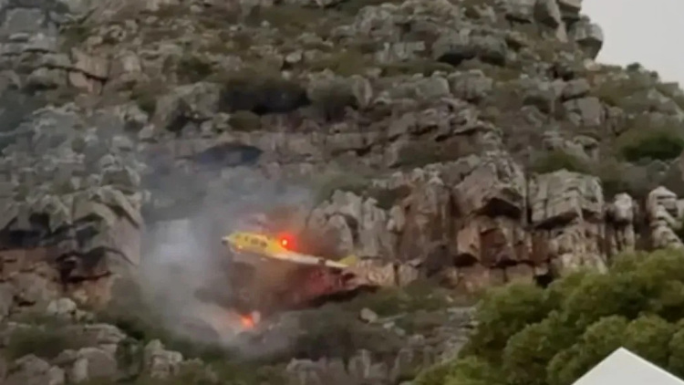 Συνετρίβη ελικόπτερο στην προσπάθεια να του να σβήσει φωτιά στη Νότια Αφρική, δείτε βίντεο