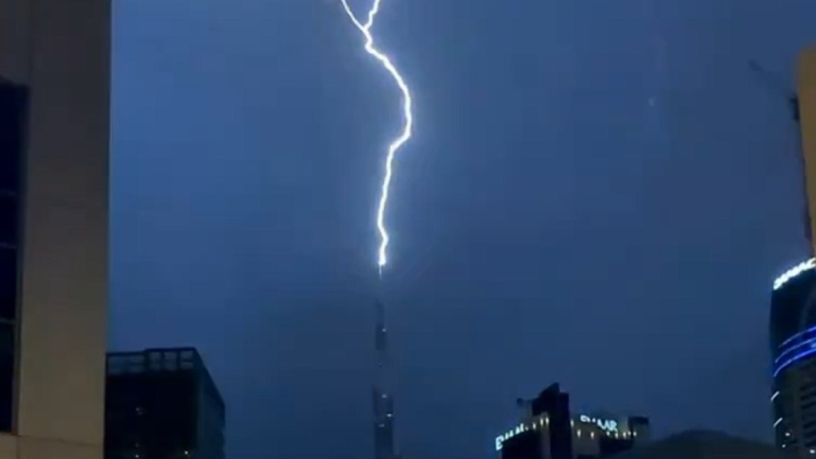 Εντονη κακοκαιρία στα ΗΑΕ: Κεραυνός χτύπησε το Μπουρζ Καλίφα, πλημμύρισαν δρόμοι, δείτε βίντεο