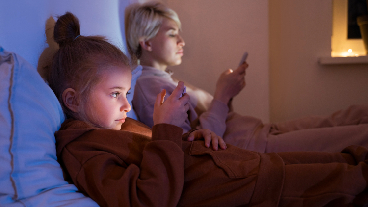 Τα παιδιά που περνούν πάνω από τρεις ώρες την ημέρα στα social media κινδυνεύουν από κατάθλιψη
