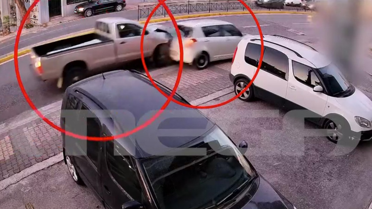 Βίντεο: Η στιγμή που ο μεθυσμένος οδηγός αγροτικού στην Παλλήνη πέφτει πάνω σε ΙΧ, είχε μέσα στο αμάξι τα δύο ανήλικα παιδιά του