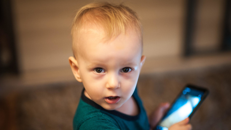 Όχι στις οθόνες πριν από την ηλικία των δύο ετών, συστάσεις από τη βρετανική κυβέρνηση για τα μικρά παιδιά