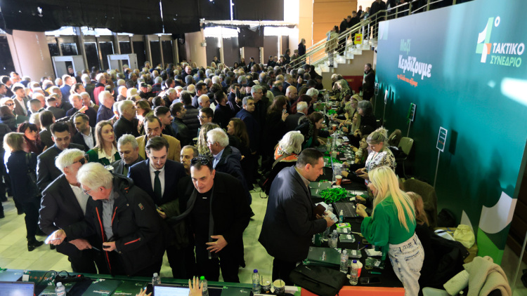 Όλα έτοιμα για το 4ο Συνέδριο του ΠΑΣΟΚ: Ποιοι πήραν θέση δίπλα στον Ανδρουλάκη, δείτε βίντεο