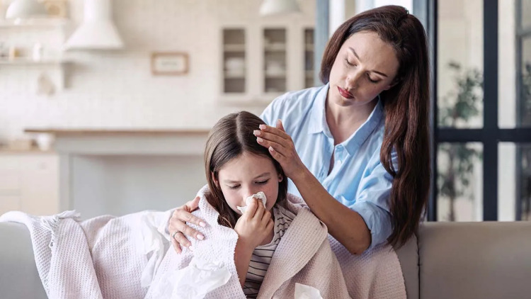 Γιατί τα μικρά παιδιά αρρωσταίνουν συνέχεια; Δύο ειδικοί εξηγούν τι είναι φυσιολογικό και πότε να ανησυχήσετε
