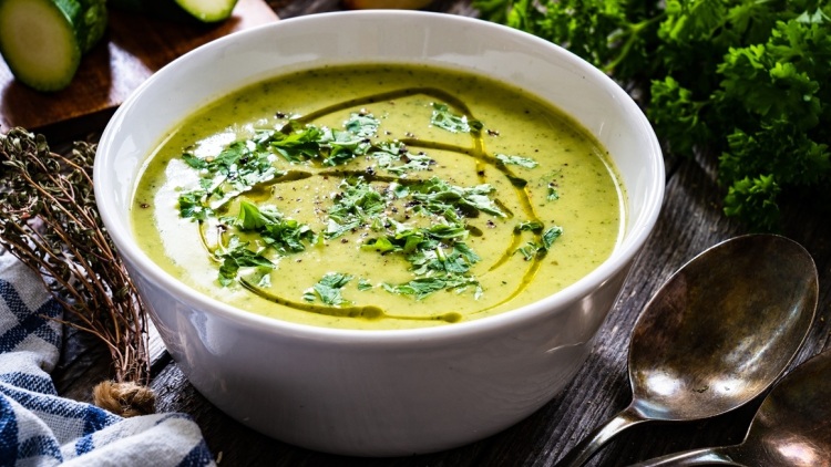 14 ανοιξιάτικες σούπες για τα τελευταία κρύα, αξιοποιώντας τα υλικά της εποχής