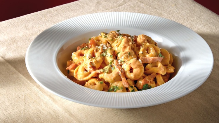 Η συνταγή της ημέρας: Τορτελίνια με ζαμπόν και τυρί, σε ροζ σάλτσα. Το μενού της εβδομάδας (30/3-5/4)