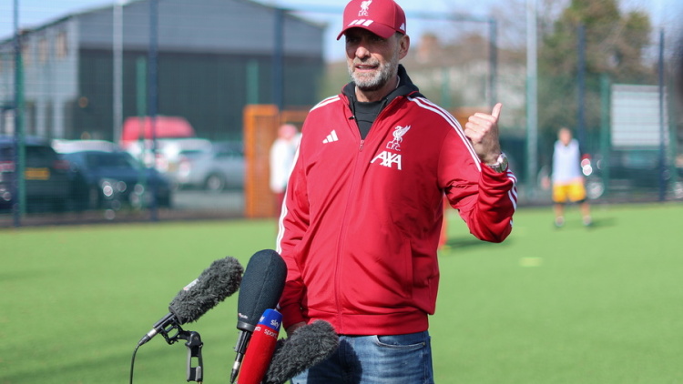 Ο Κλοπ επέστρεψε στο Άνφιλντ και αποθέωσε τον Σαλάχ: Είναι αναντικατάστατος, βίντεο