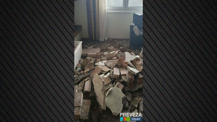 Σοβαρές υλικές ζημιές από πτώση κεραυνού σε κατοικία στην Πρέβεζα, σώοι οι ένοικοι
