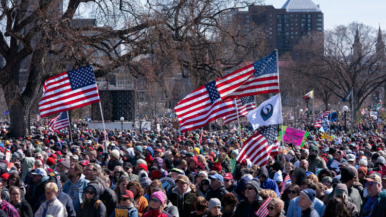 No Kings: Χιλιάδες πολίτες διαδήλωσαν στις ΗΠΑ και την Ευρώπη κατά του Τραμπ και του πολέμου στο Ιράν, βίντεο και φωτογραφίες
