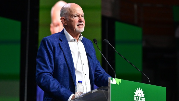 Παπανδρέου κατά Τσίπρα στο συνέδριο ΠΑΣΟΚ: Ξέπλυναν τη Δεξιά για να χτυπήσουν εμάς - Στο βήμα ο Βενιζέλος, δείτε live
