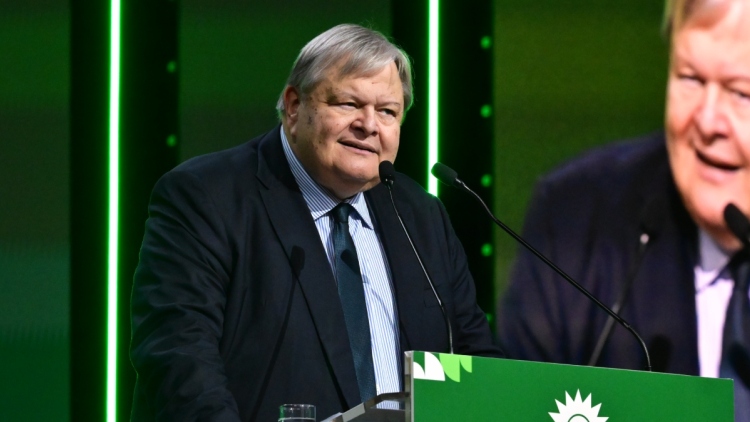 Να διατηρήσει το ΠΑΣΟΚ την πολιτική του αυτονομία ζήτησε ο Βαγγέλης Βενιζέλος μιλώντας στο συνέδριο 