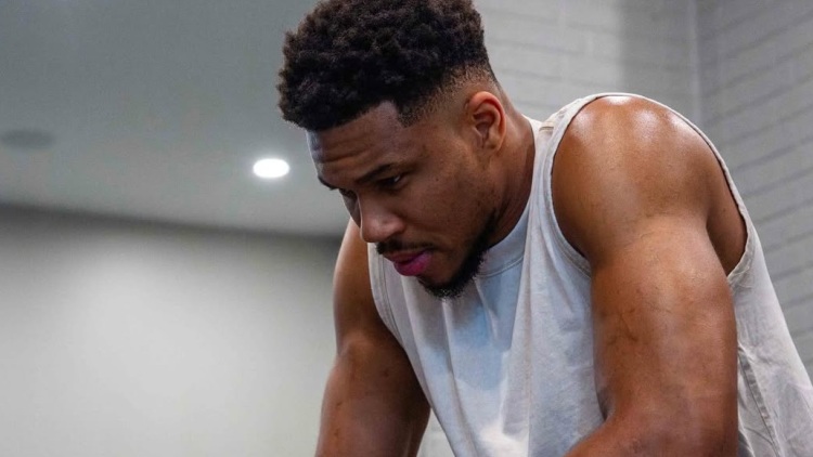 Μήνυμα Αντετοκούνμπο με πολλούς αποδέκτες: Το να προσεύχεστε για την πτώση μου δεν σας κάνει θρήσκους