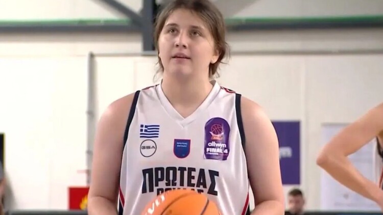 Ωραία σκηνή στον τελικό του μπάσκετ γυναικών Η Καλτσίδου ζήτησε να γίνει φάουλ στην 17χρονη Αράπογλου ώστε να σκοράρει