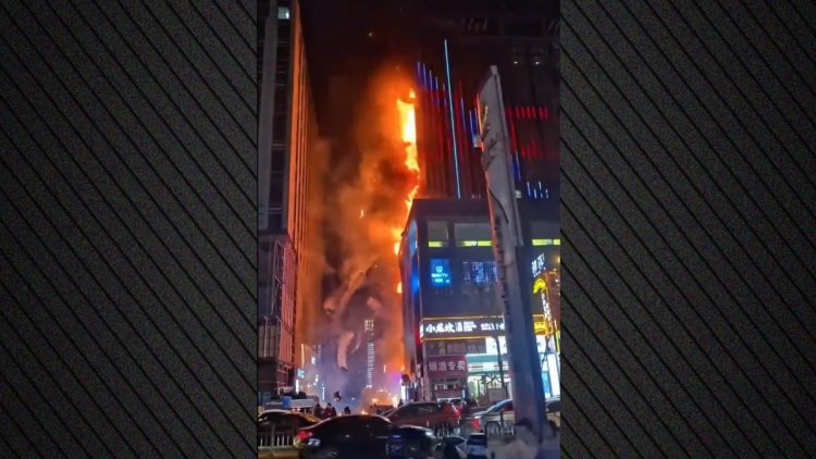 Μεγάλη φωτιά σε πολυώροφο κτίριο στην Κίνα με νεκρούς και δεκάδες τραυματίες, δείτε βίντεο