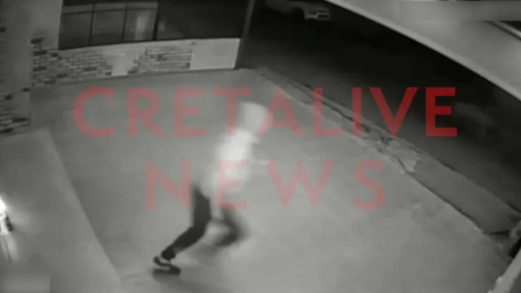 Καρέ-καρέ η στιγμή που δράστης πυροδοτεί εμπρηστικό μηχανισμό σε καφετέρια Κρήτη, δείτε βίντεο
