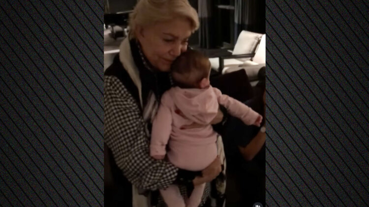 Το συγκινητικό βίντεο με τη Μαρινέλλα να κοιμίζει την κόρη της Ήβης Αδάμου στην αγκαλιά της