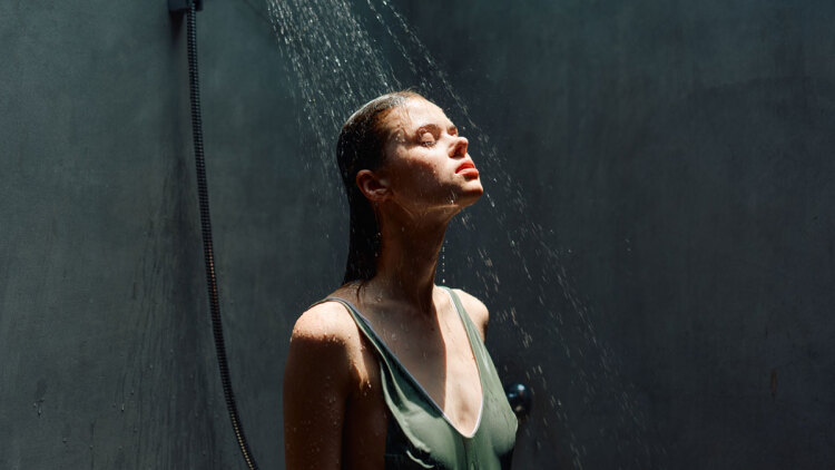 Εχετε δοκιμάσει ντους στο σκοτάδι; Τι λέει η επιστήμη και πόσο βοηθάει για καλύτερο ύπνο