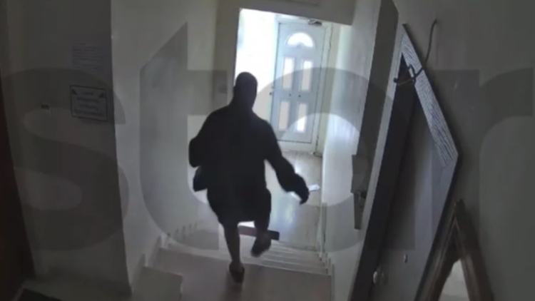 Βίντεο από τη στιγμή που ηλικιωμένη πέφτει θύμα κλοπής στο Πέραμα