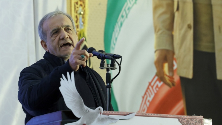 Iran International: Ο Πεζεσκιάν προειδοποιεί για κατάρρευση της οικονομίας και συγκρούεται με τους Φρουρούς της Επανάστασης για τη στρατηγική του πολέμου