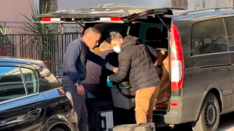 Ημίγυμνη με μια ζώνη στον λαιμό βρέθηκε νεκρή η 59χρονη στον Εύοσμο, ήταν στην Ελλάδα για το μνημόσυνο του παιδιού της
