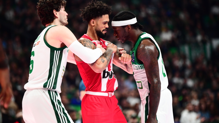 ΚΑΕ Ολυμπιακός: Δεν έπρεπε να αποβληθεί ο Ντόρσεϊ, του δίνει κουτουλιά ο Ναν 