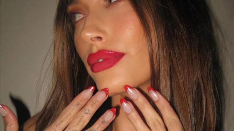 Chrome French: Το πιο cool twist στο κλασικό γαλλικό μανικιούρ
