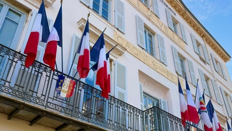 Δήμαρχοι εκλεγμένοι με την ακροδεξιά στη Γαλλία κατέβασαν τις ευρωπαϊκές σημαίες από τα δημαρχεία τους, βίντεο