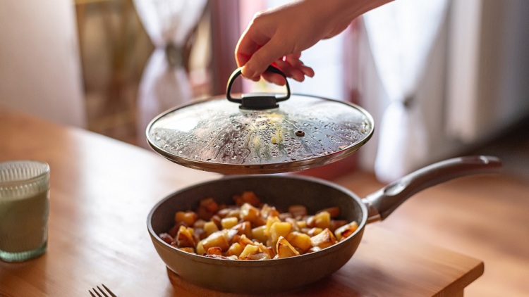 Γιατί κολλάει το φαγητό ακόμη και σε αντικολλητικό τηγάνι