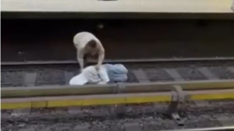 Άνδρας ξάπλωσε στις ράγες του μετρό στις Βρυξέλλες και τον έσωσαν τελευταία στιγμή οι άλλοι επιβάτες, δείτε βίντεο