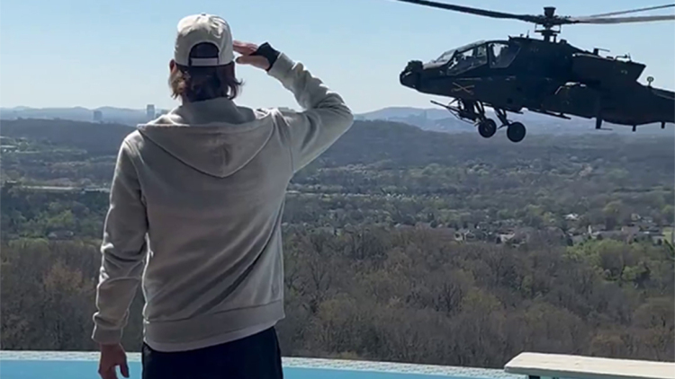 Έρευνα του αμερικανικού στρατού για τα Apache που πετούσαν δίπλα στην πισίνα του Kid Rock ενώ αυτός χαιρετούσε, δείτε βίντεο