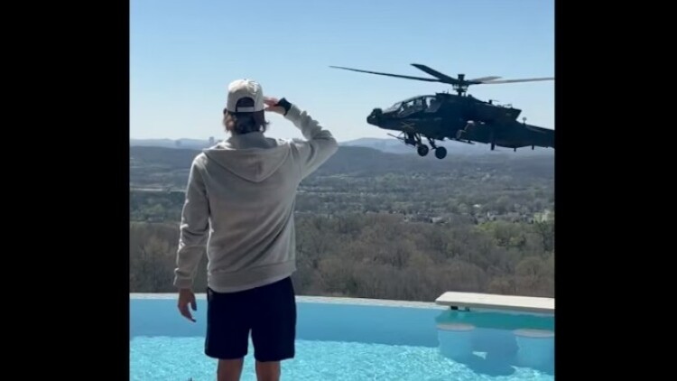 Έρευνα του αμερικανικού στρατού για τα Apache που πετούσαν δίπλα στην πισίνα του Kid Rock ενώ αυτός χαιρετούσε, δείτε βίντεο