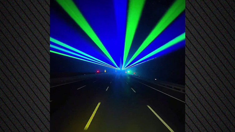 Δείτε βίντεο: Χρωματιστά λέιζερ εκτοξεύονται το βράδυ σε αυτοκινητόδρομους της Κίνας, κρατούν σε εγρήγορση τους οδηγούς