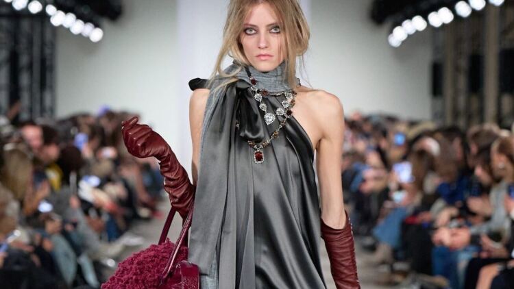 Από τα ατημέλητα χτενίσματα μέχρι τις χαλαρές σιλουέτες, η πραγματικότητα γίνεται ξανά η κυρίαρχη αισθητική