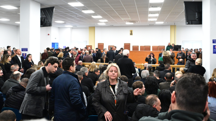 Δίκη για τα Τέμπη: Βίντεο από τις αλλαγές στην αίθουσα, πώς θα εισέλθουν δικηγόροι, κατηγορούμενοι, συγγενείς θυμάτων και δημοσιογράφοι