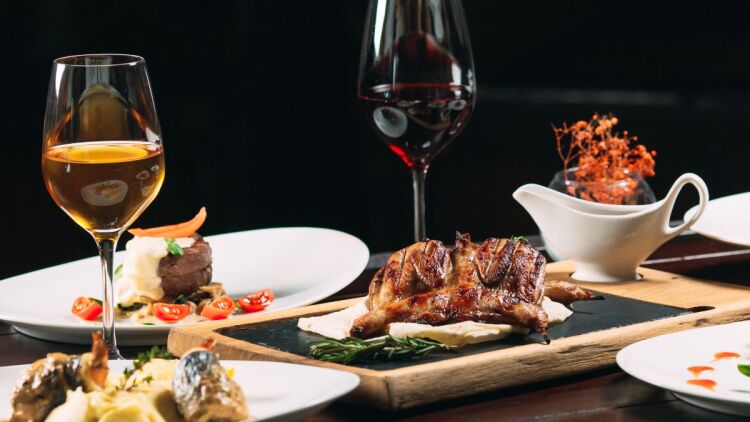 Τι ώρα πρέπει να τρώμε τελικά; Τι λέει η επιστήμη για τα γεύματα μέσα στη μέρα