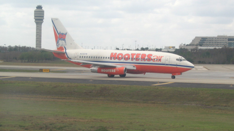 Θυμάστε την Hooters Air; Ηταν η πιο σέξι αεροπορική εταιρεία που έγινε ποτέ